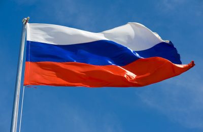 С 1 сентября в школах будут поднимать флаг и исполнять гимн России