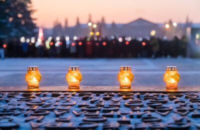 В Новосибирске зажгли сотни свечей  на Монументе Славы
