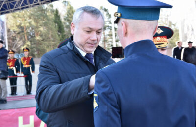 Губернатор Новосибирской области поздравил военнослужащих с наступающим Днём Победы