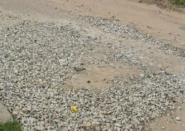 В Каргатском районе защебенили ямы на дороге