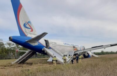 Пассажирский самолёт совершил аварийную посадку недалеко от Каргатского района