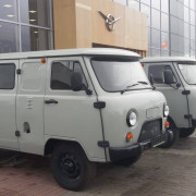 Девять автомобилей УАЗ, тепловизионные прицелы и аппарат ИВЛ направила Новосибирская область на этой неделе в зону СВО
