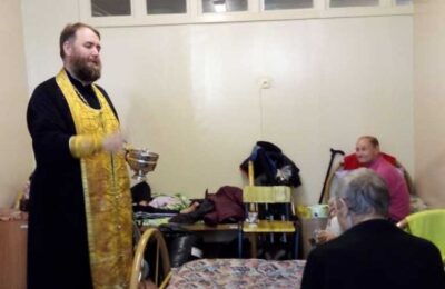 Священник из Каргата побывал в Первотроицком отделении милосердия