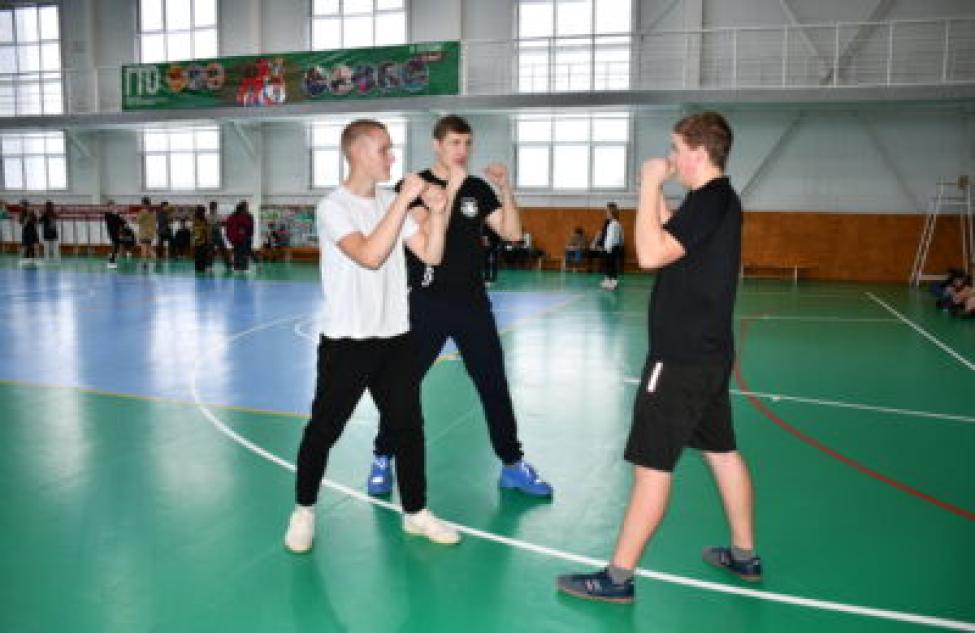 Тренировку по тайскому боксу провели для каргатских ребят