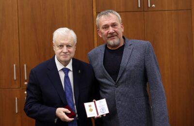 Сергей Миронов вручил медаль автору проекта «УАЗ на Донбасс»