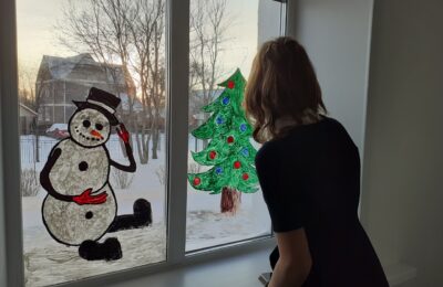 Каргатские школьники продолжают украшать окна к Новому году