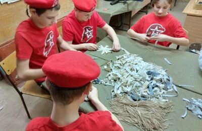 Юные каргатцы помогают в плетении маскировочных сетей