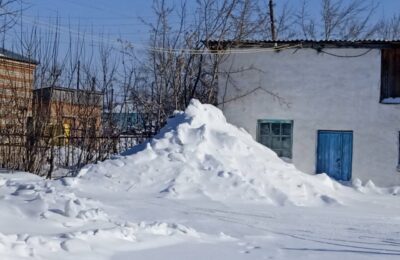 Каждую неделю коммунальщики вывозят снег из Каргата