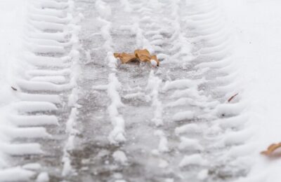 Коммунальщики Каргата борются со снегом и льдом