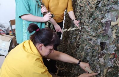 В Каргате волонтёры плетут маскировочные сети