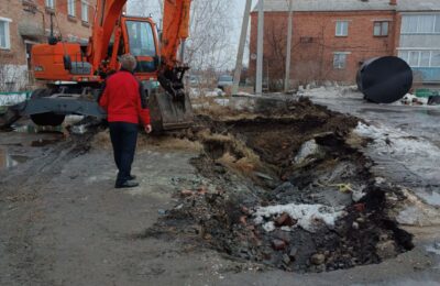 В Каргате на улице Советской идут ремонтные работы