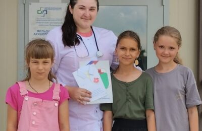 Ученики Первотроицкой школы поздравили фельдшера своего села с профессиональным праздником