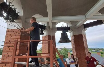 Новосибирские звонари побывали в каргатском храме