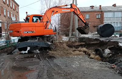 В Каргате, на улице Советской, вкопают канализационную ёмкость