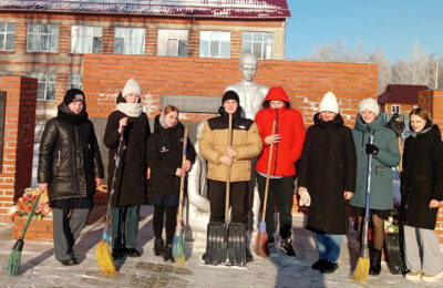 Школьники Каргатского района навели порядок у памятника воинам Великой Отечественной войны