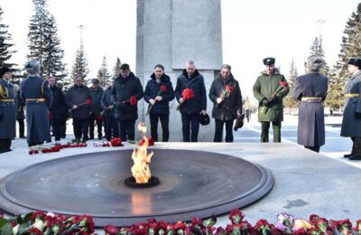 Губернатор Новосибирской области возложил цветы на Монументе Славы