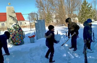 Волонтёры из Форпост-Каргата очистили памятник, посвящённый героям-землякам