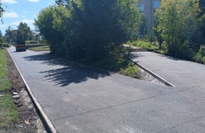 В Каргате асфальтируют тротуар