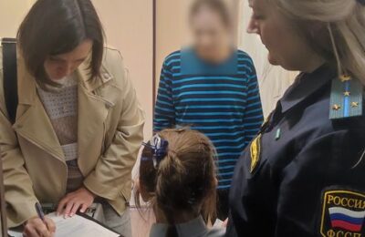 В Новосибирске судебные приставы передали ребёнка бабушкам