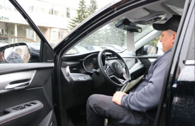 В Новосибирской области троим ветеранам СВО вручили автомобили с ручным управлением