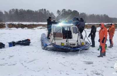 Под Новосибирском сотрудники МЧС спасли рыбаков