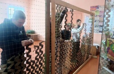 Мусинские школьники плетут маскировочные сети для бойцов СВО