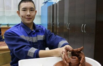 В Каргатском СУВУ воспитанники учатся работать на гончарном круге