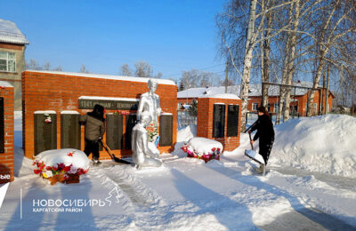 Каргатские школьники убрали снег у памятника