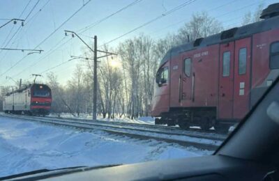 Электропоезд остановился в поле в Новосибирской области