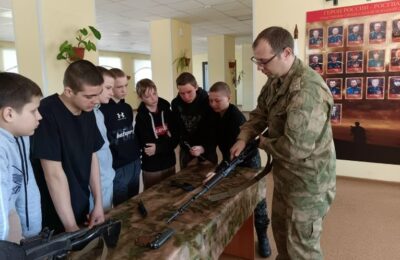 Каргатские юнармейцы побывали на экскурсии в одной из войсковых частей региона