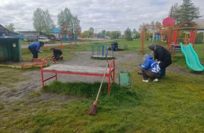 В Каргате навели порядок на детской площадке