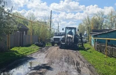 В Каргате на одной из улиц засыпали провал на дороге