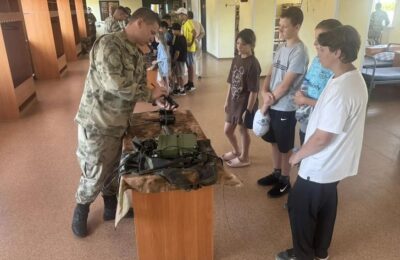 Каргатские школьники побывали на экскурсии в воинской части Росгвардии